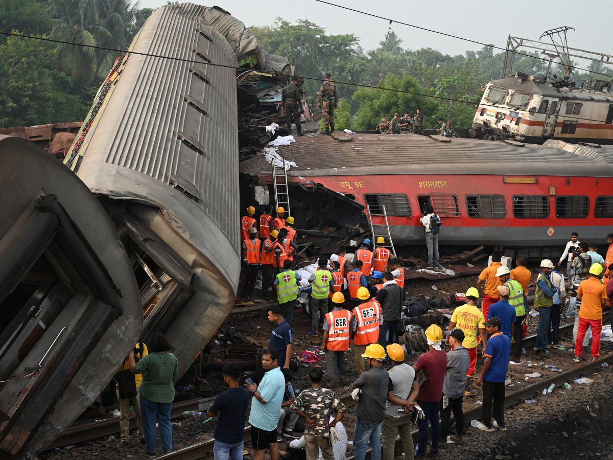 Catástrofe ferroviaria en India suma al menos 280 muertos y 850 heridos