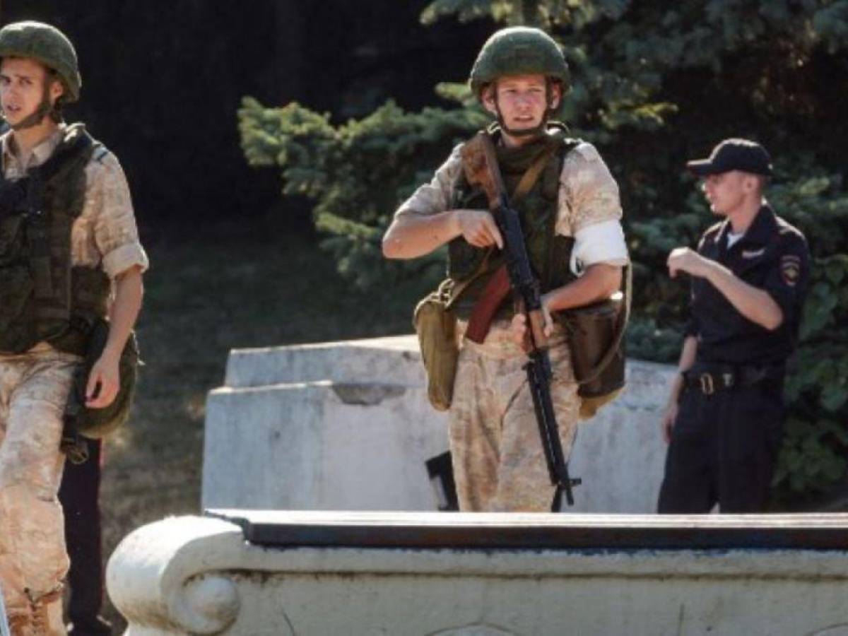 Al menos un muerto y varios heridos en explosión de municiones en base aérea de Crimea