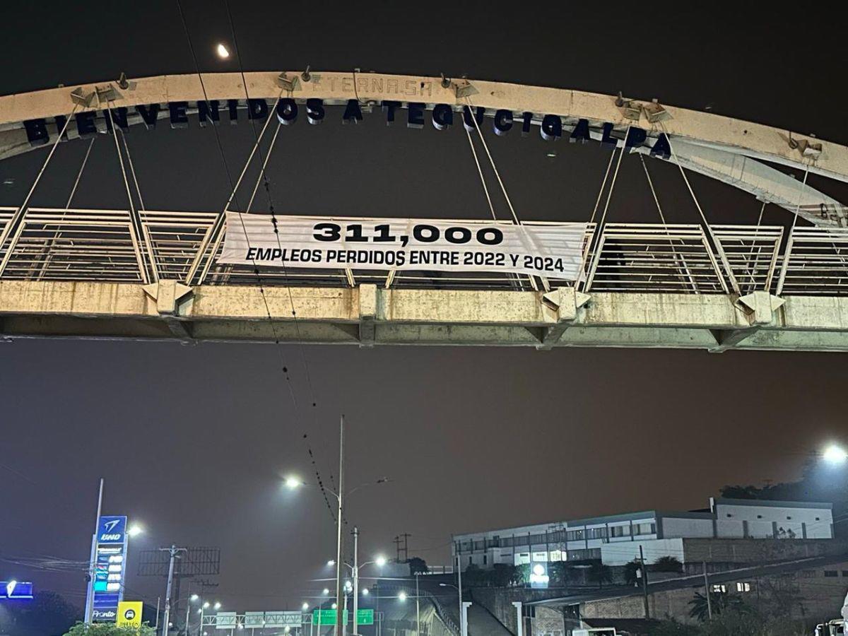 Dejan misteriosas mantas y grafitis de protesta en puentes y calles este 1 de mayo en la capital