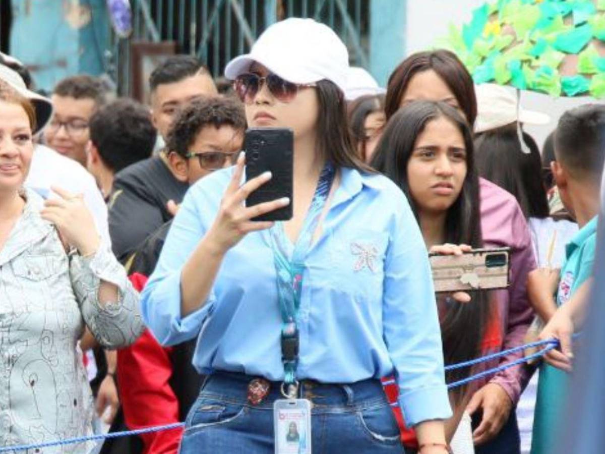 Maestras del Cybernet se robaron las miradas en los desfiles de independencia patria