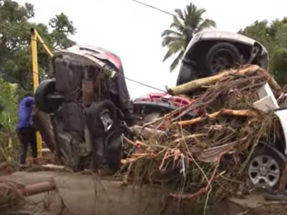No vi esto ni en el Mitch: más de 15 carros arrastrados y casas derrumbadas en Río Abajo