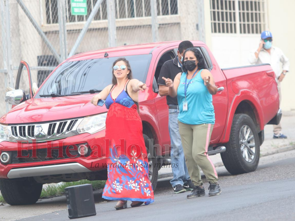 Este es el ambiente que se vive en las afueras de la Fuerza Aérea Hondureña.
