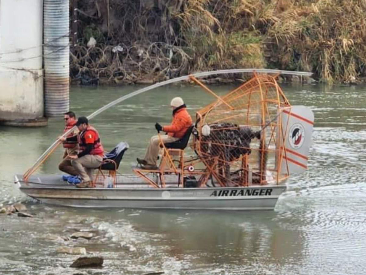 Rescatan a ocho migrantes hondureños varados en medio del río Bravo