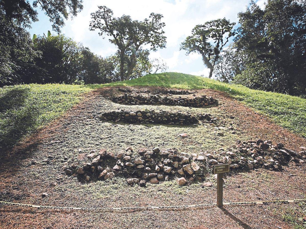 $!Algunos de los montículos en Los Naranjos tienen vestigios que pertenecen a una cultura protolenca que habitó la zona en lo que hoy es el Lago de Yojoa desde los años 500 a 800 a.C.