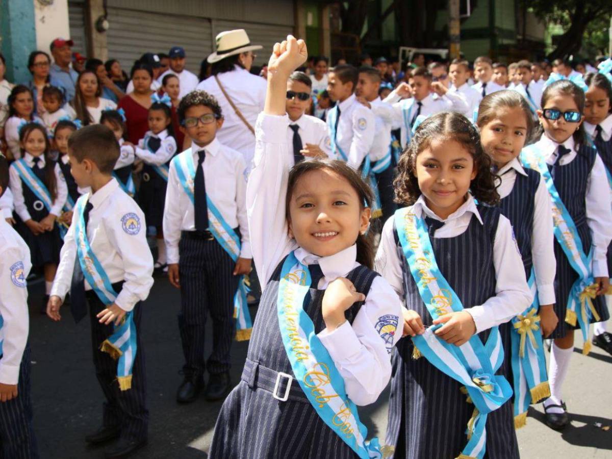 Hondureños celebran con fervor cívico los 204 años de independencia en todo el país