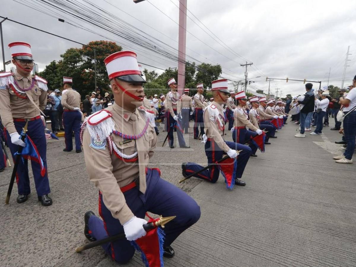 Disciplina y patriotismo: militares, policías y bomberos destacan en los desfiles patrios