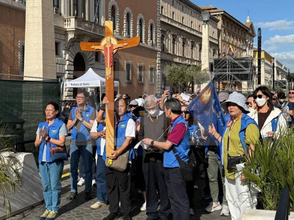 Larga espera y fumata negra: así se vivió el primer día del cónclave