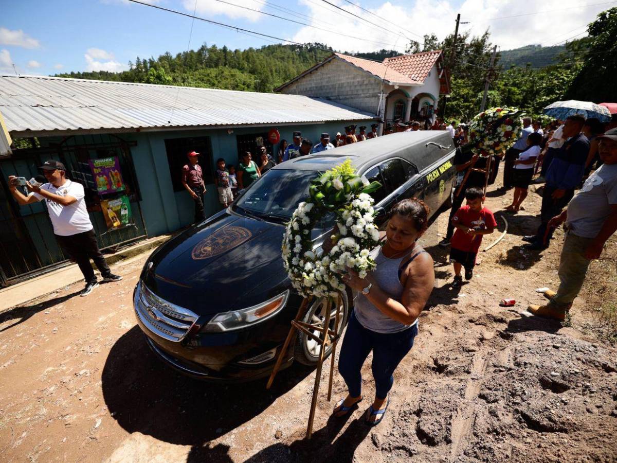 Con aplausos y escoltas despiden a Kevin Pérez, padre y héroe policial que murió tras salvar a menor