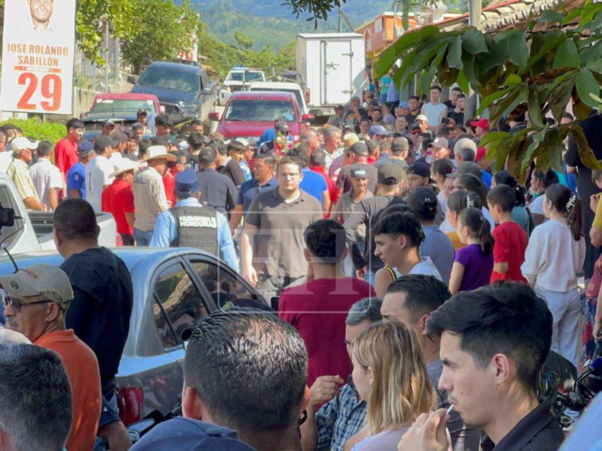 Ataúd tras ataúd: familias destrozadas se despiden de las víctimas del accidente en Santa Bárbara