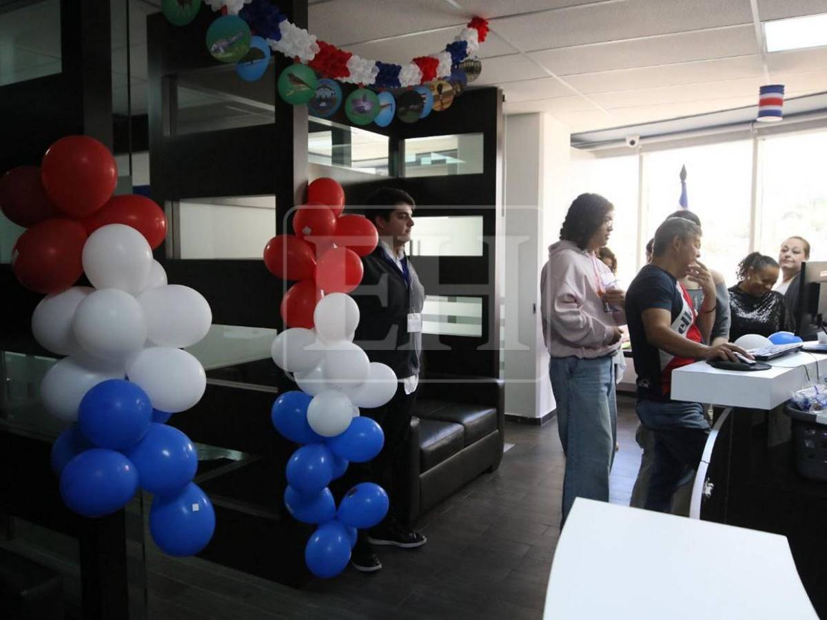 Costarricenses en Tegucigalpa votan para elegir presidente y diputados de su país