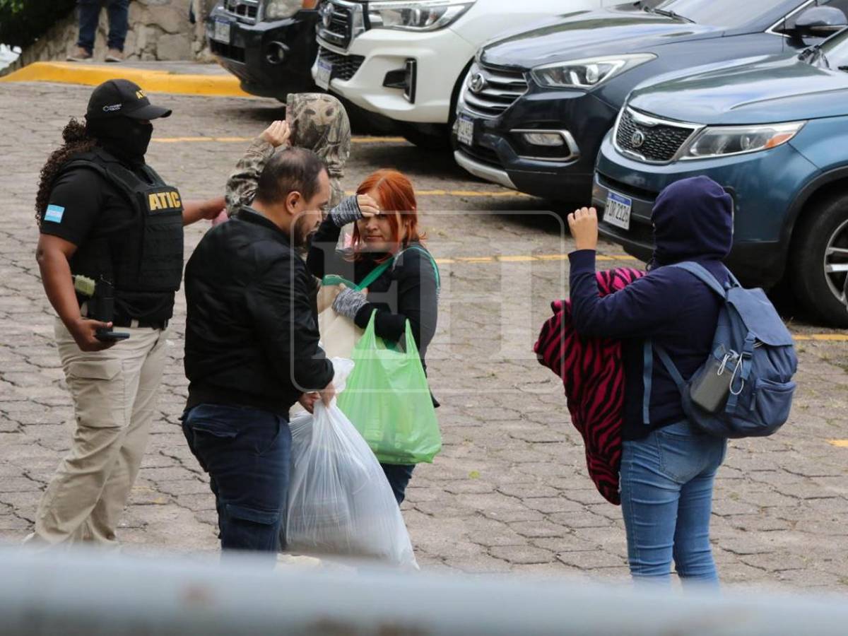 Con cobijas y bien abrigados: llegan detenidos a su audiencia por caso Sedesol