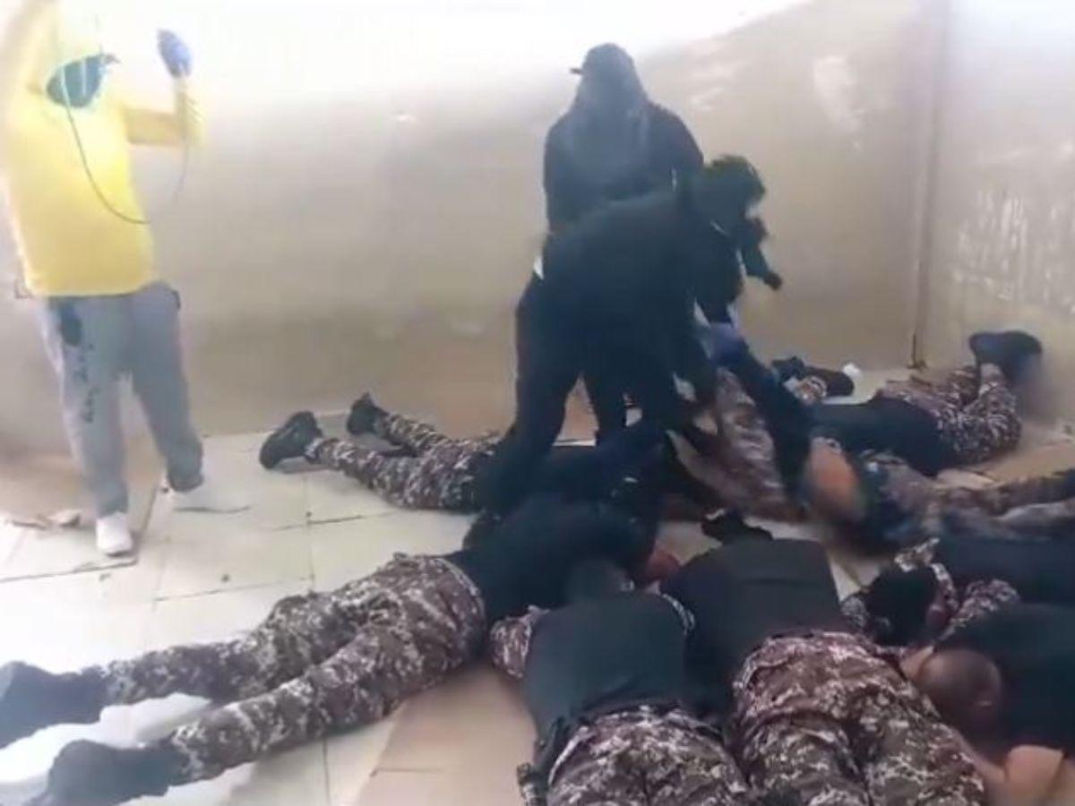 Violencia en Ecuador: graban ahorcamiento de guardia en prisión