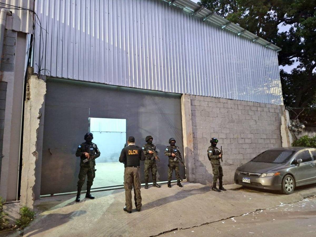 Caletas y hasta falsa indumentaria de la DEA decomisan en allanamientos en SPS