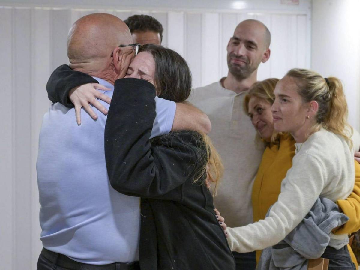Dramático reencuentro entre rehenes liberadas por Hamás y sus familias