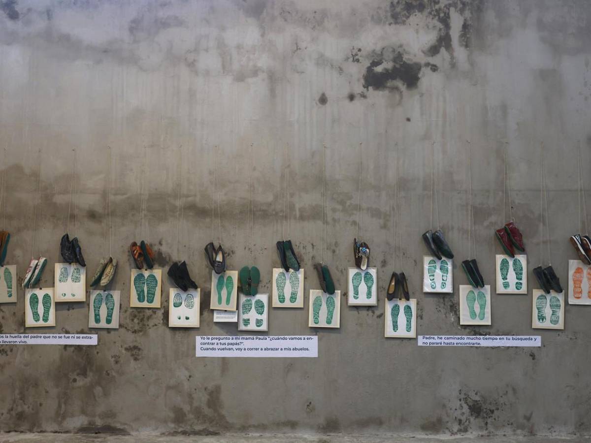 Con huellas de zapatos visibilizan las desapariciones en México