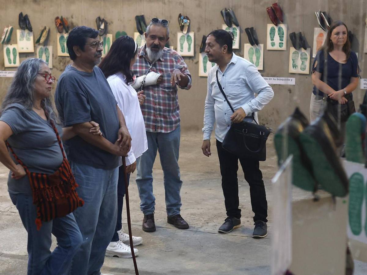 Con huellas de zapatos visibilizan las desapariciones en México