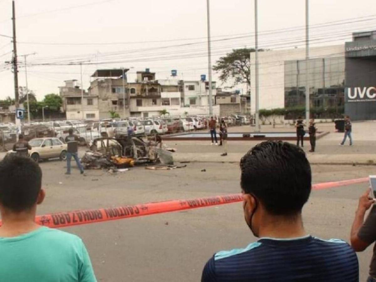 Explota auto frente a estación policial en Ecuador