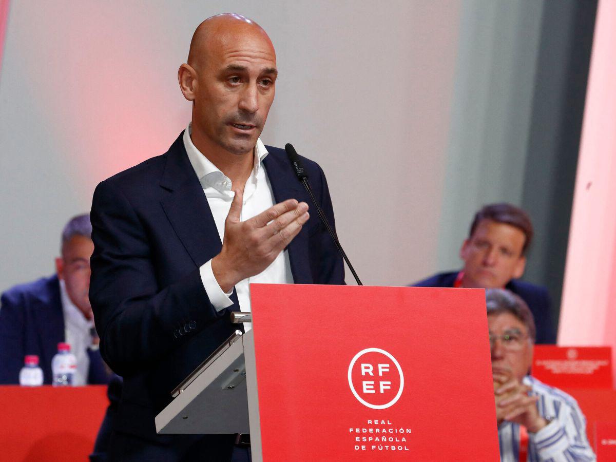FIFA suspende a Luis Rubiales por el caso del beso forzado