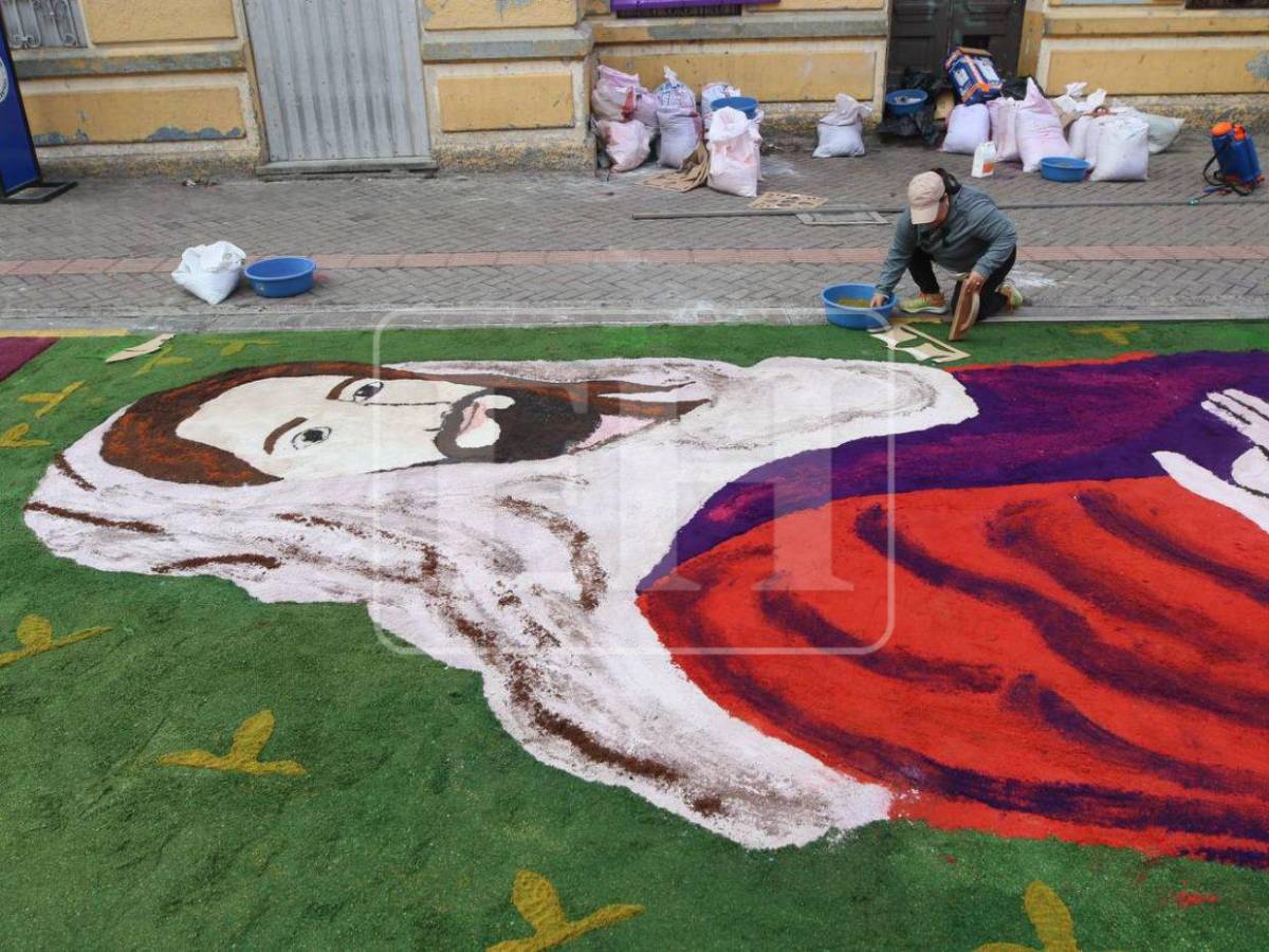 Arte, fe y devoción: Avenida Cervantes luce colorida con las alfombras de aserrín