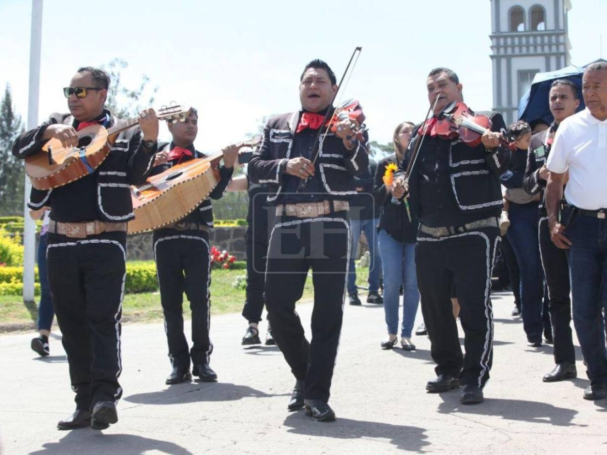 Entre mariachis y lágrimas: así dan el último adiós al periodista Arístides Aceituno