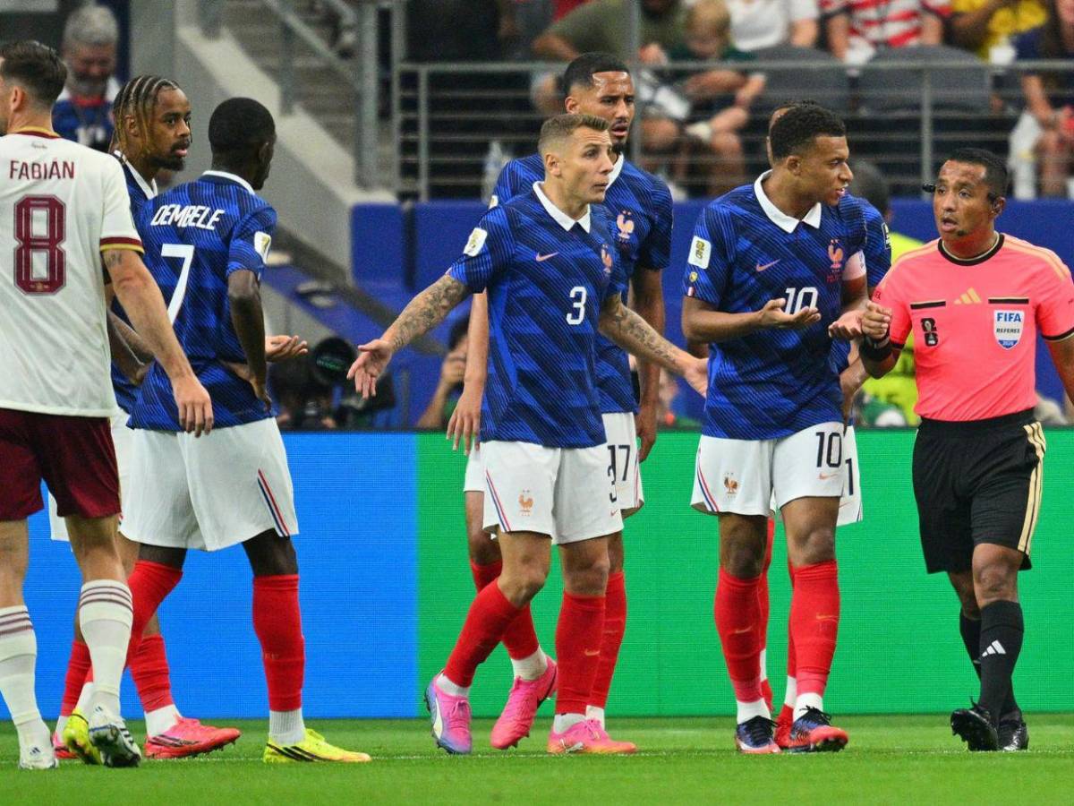 Didier Deschamps atiza contra salvadoreño Iván Barton; árbitro recibe varias críticas por su trabajo