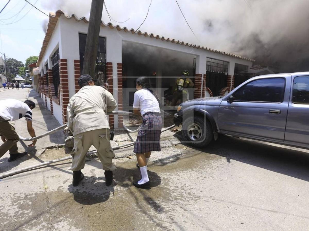 Sin pensarlo dos veces, menor se sumó a bomberos para intentar salvar la casa de su abuelo