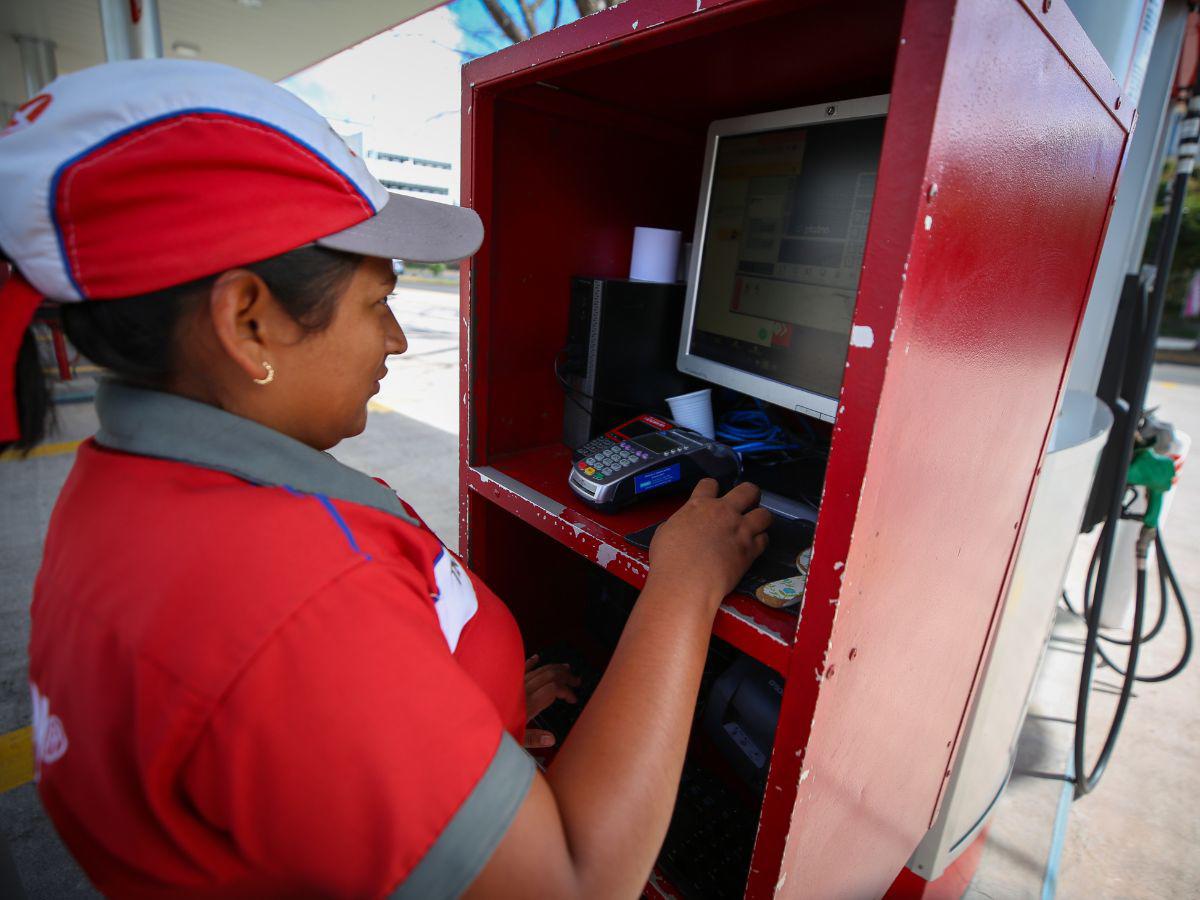 La joven explicó que los clientes prefieren ser atendidos por una mujer.