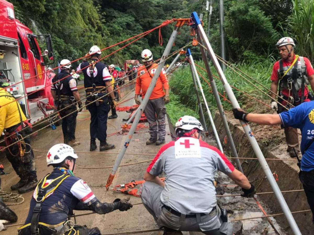 Al menos nueve muertos tras caída de autobús a precipicio en Costa Rica