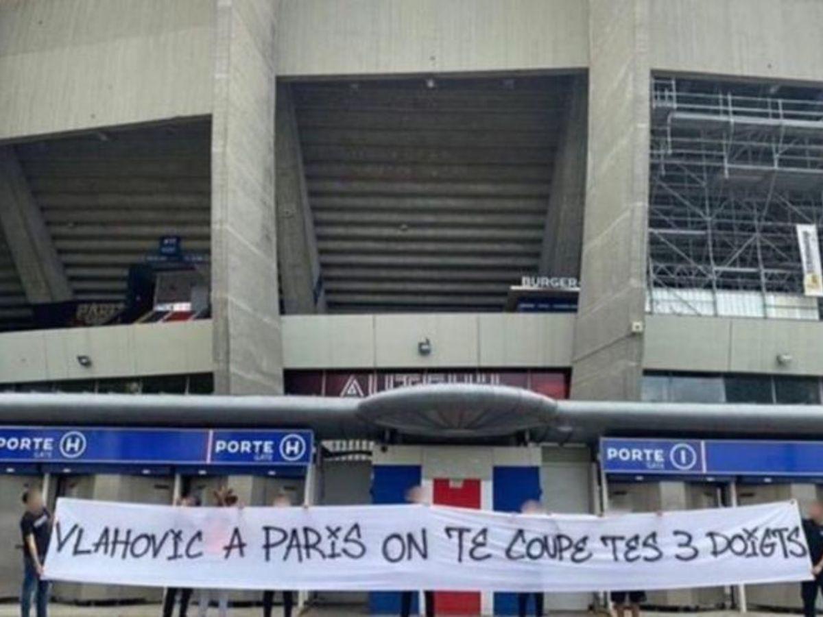 La amenaza contra Vlahovic afuera del Parque de los Príncipes.