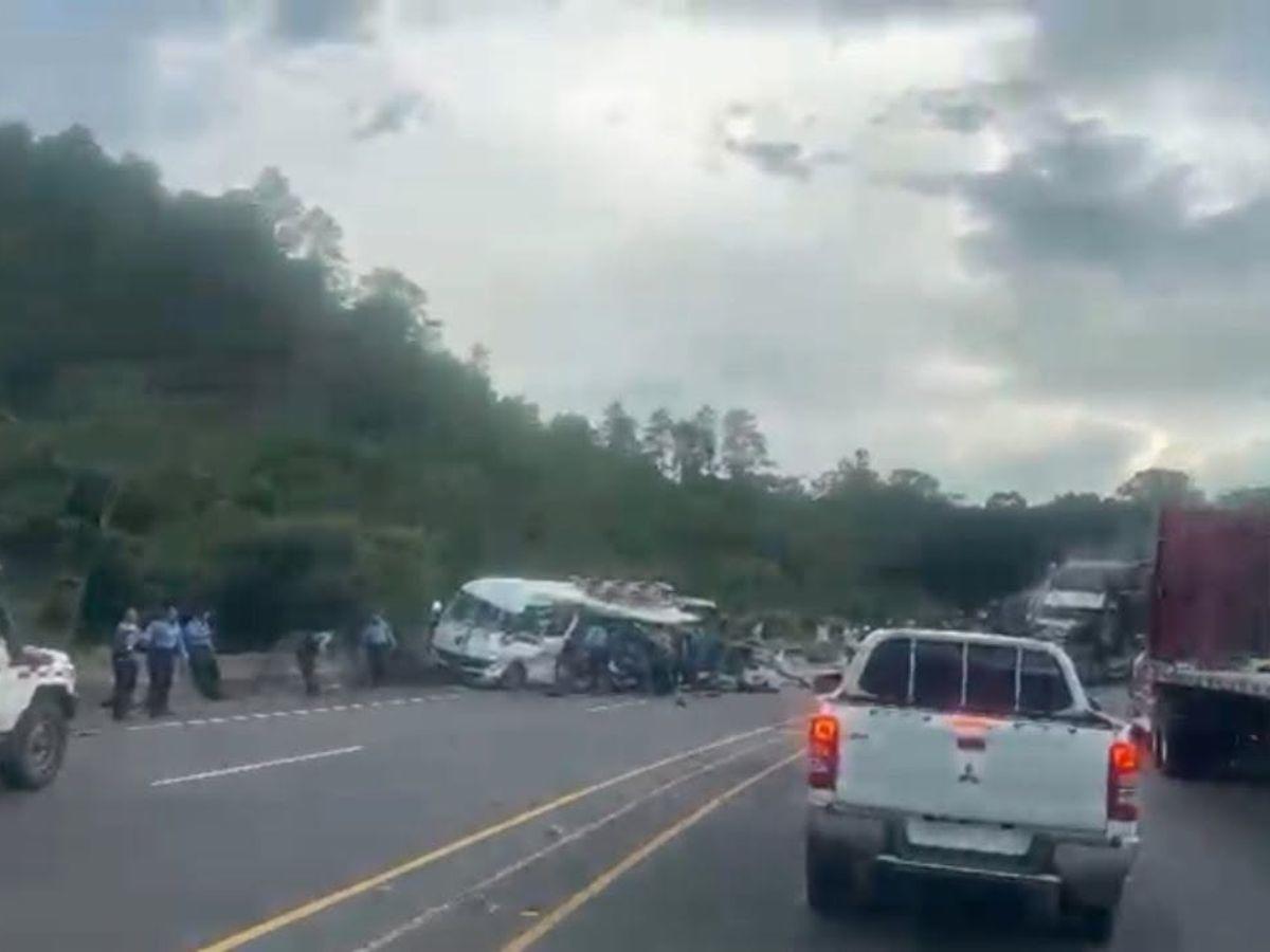 Venían de recoger uniformes: lo que se sabe del accidente de bus de policías que dejó varios muertos