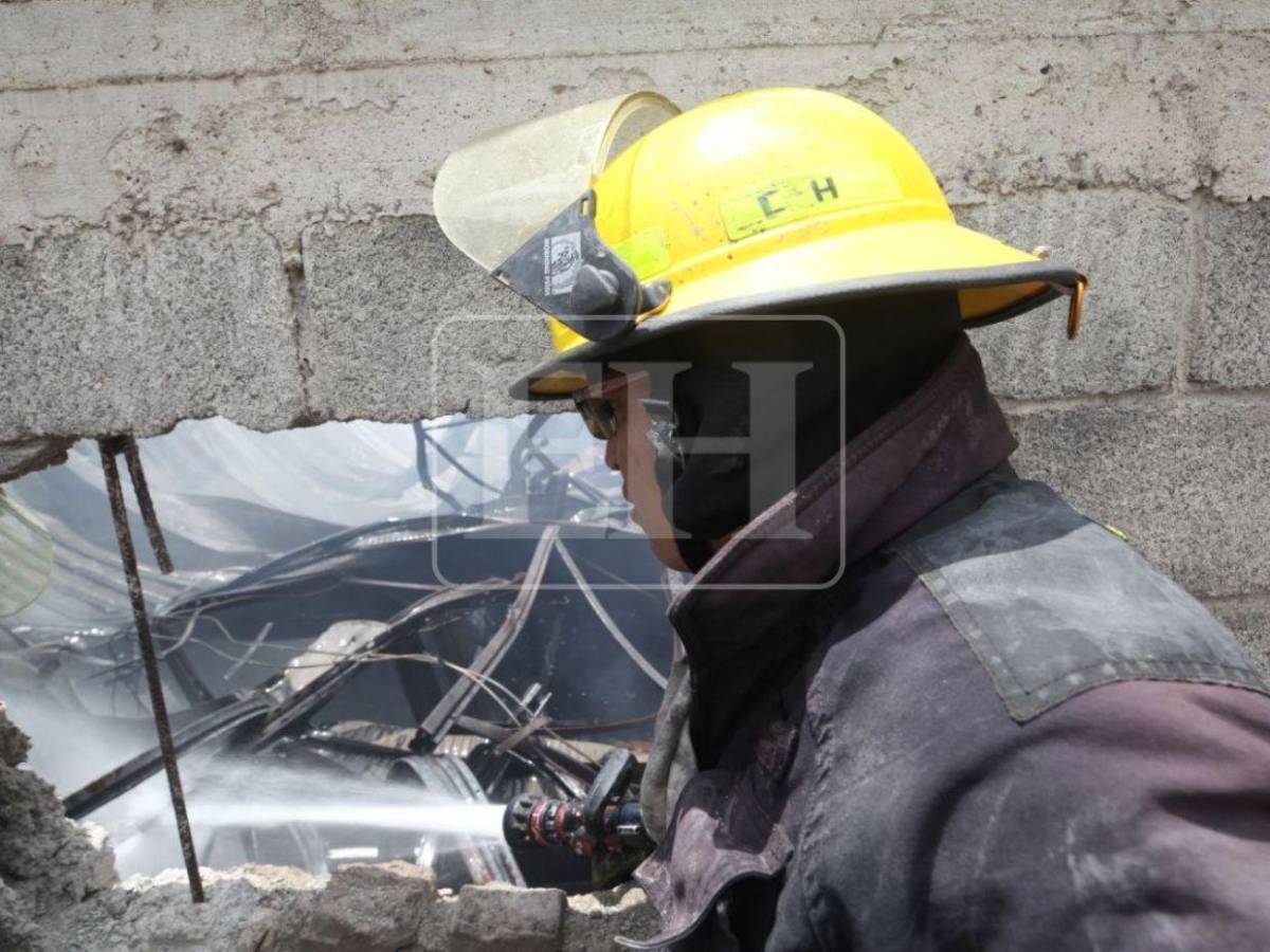Rostros fatigados y seis horas sofocando las llamas: bomberos continúan con el rescate tras incendio