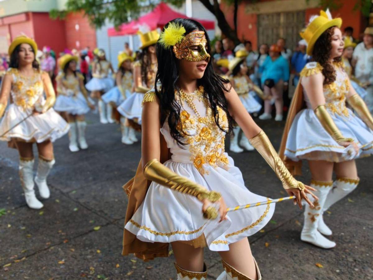 Con carrozas, música, bailes y bellas palillonas, Choluteca celebra su 180 aniversario​​​​​