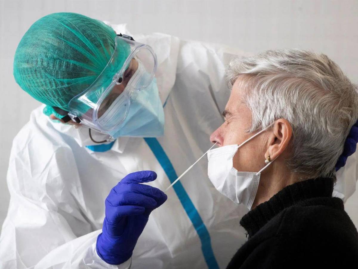 ¿Qué es la variante cigarra? El nuevo linaje del covid-19 que acecha a los niños