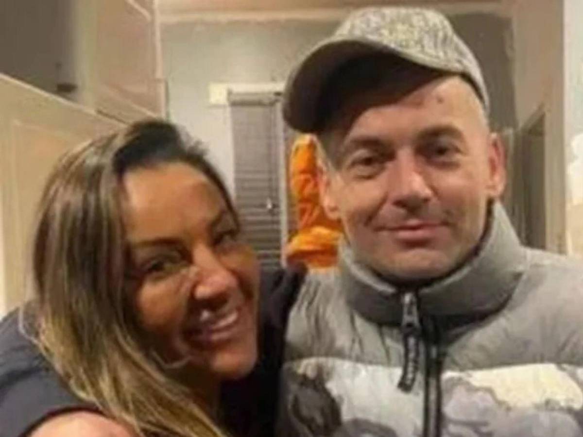 Hombre murió de un paro cardiaco mientras cargaba el ataúd de hijo en Inglaterra