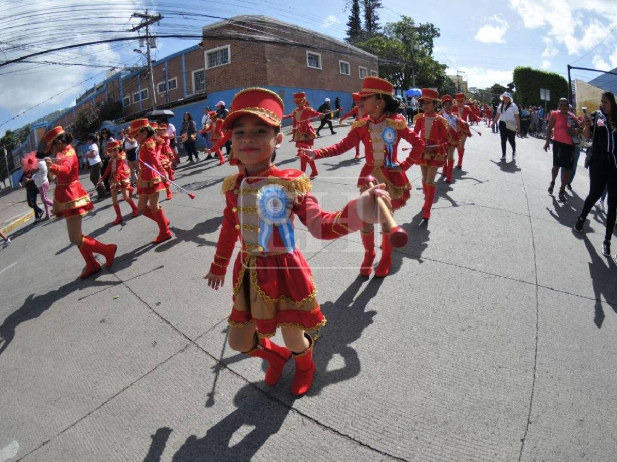 Bandas y palillonas engalanan los desfiles escolares en Tegucigalpa
