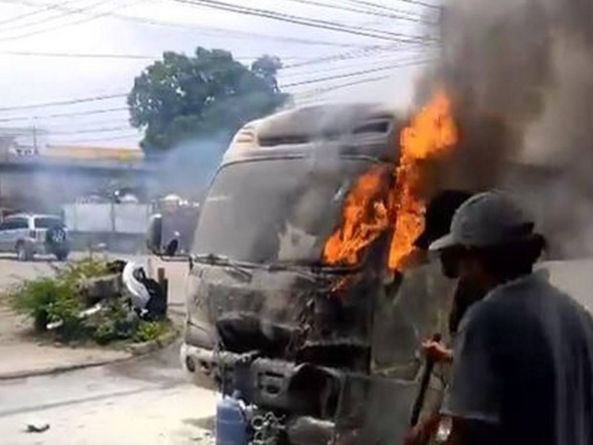 Motociclista quedó envuelto en llamas al explotar su moto tras choque con bus en SPS