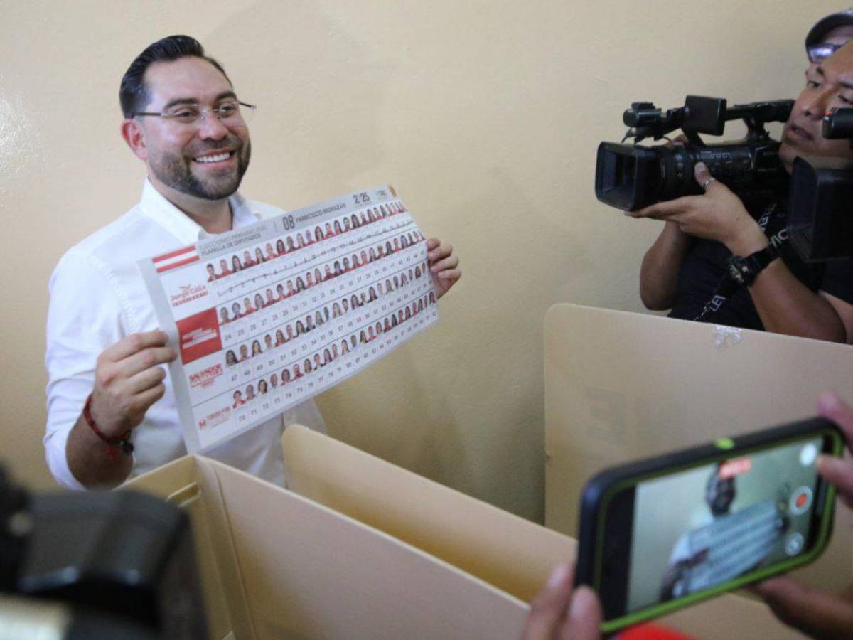 Jorge Cálix ejerce el sufragio tras horas de espera por atraso de maletas electorales