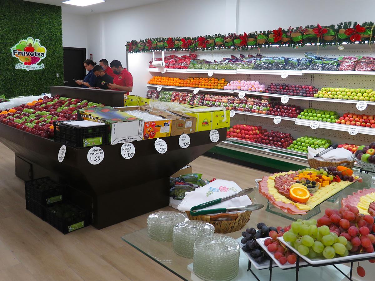 Fruvetsa cuenta con una moderna tienda en la cual los clientes encuentran frutas y verduras importadas.