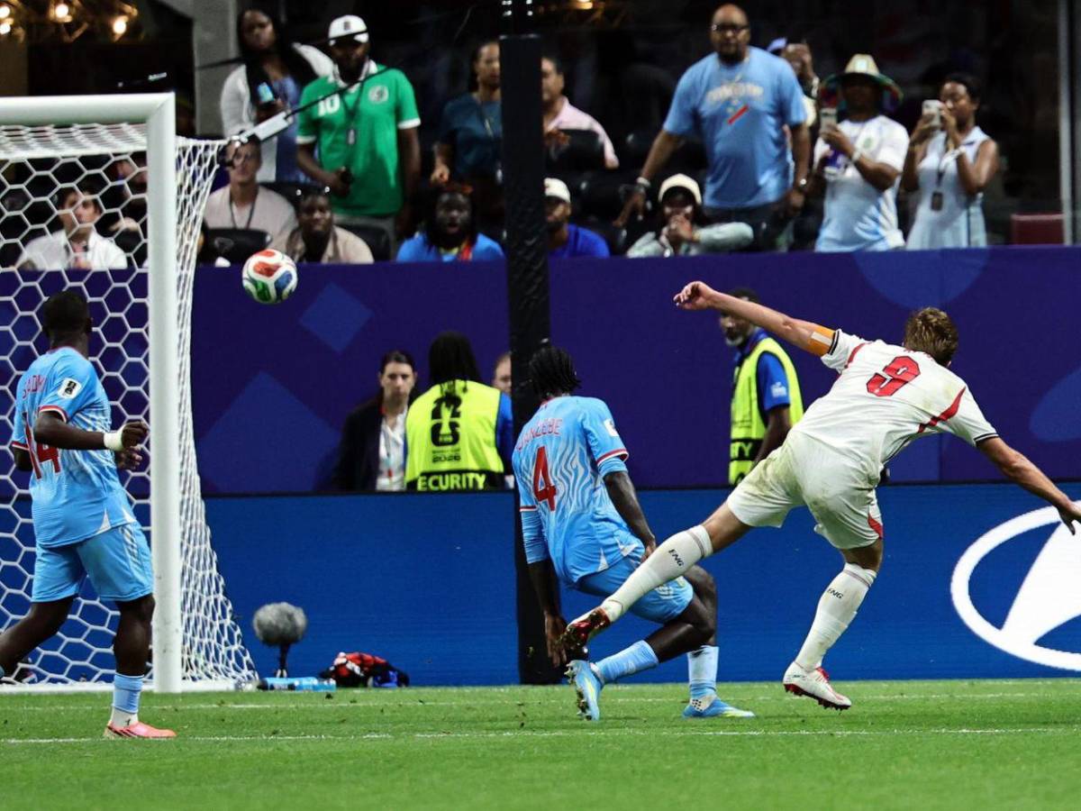 Eliminaron a su selección del Mundial y en conferencia notificaron la muerte de su padre