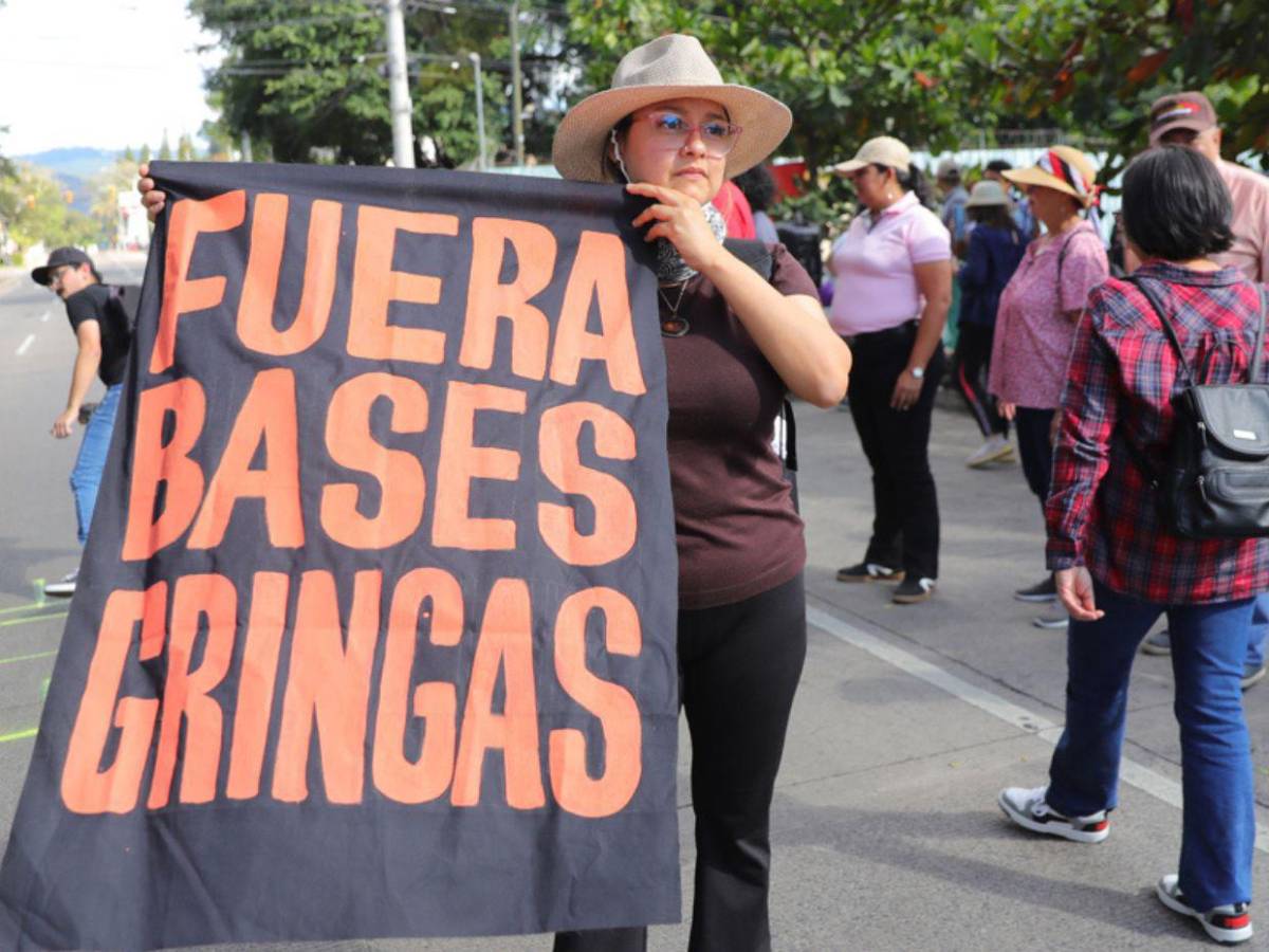 Protestan frente a la Embajada de EE UU en Honduras contra captura de Maduro y su esposa
