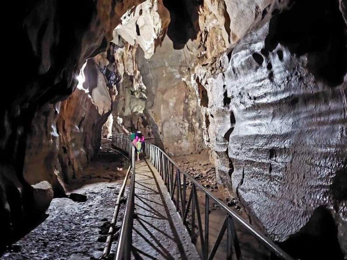Explorar las cuevas de Talgua puede convertirse en una increíble aventura subterránea.