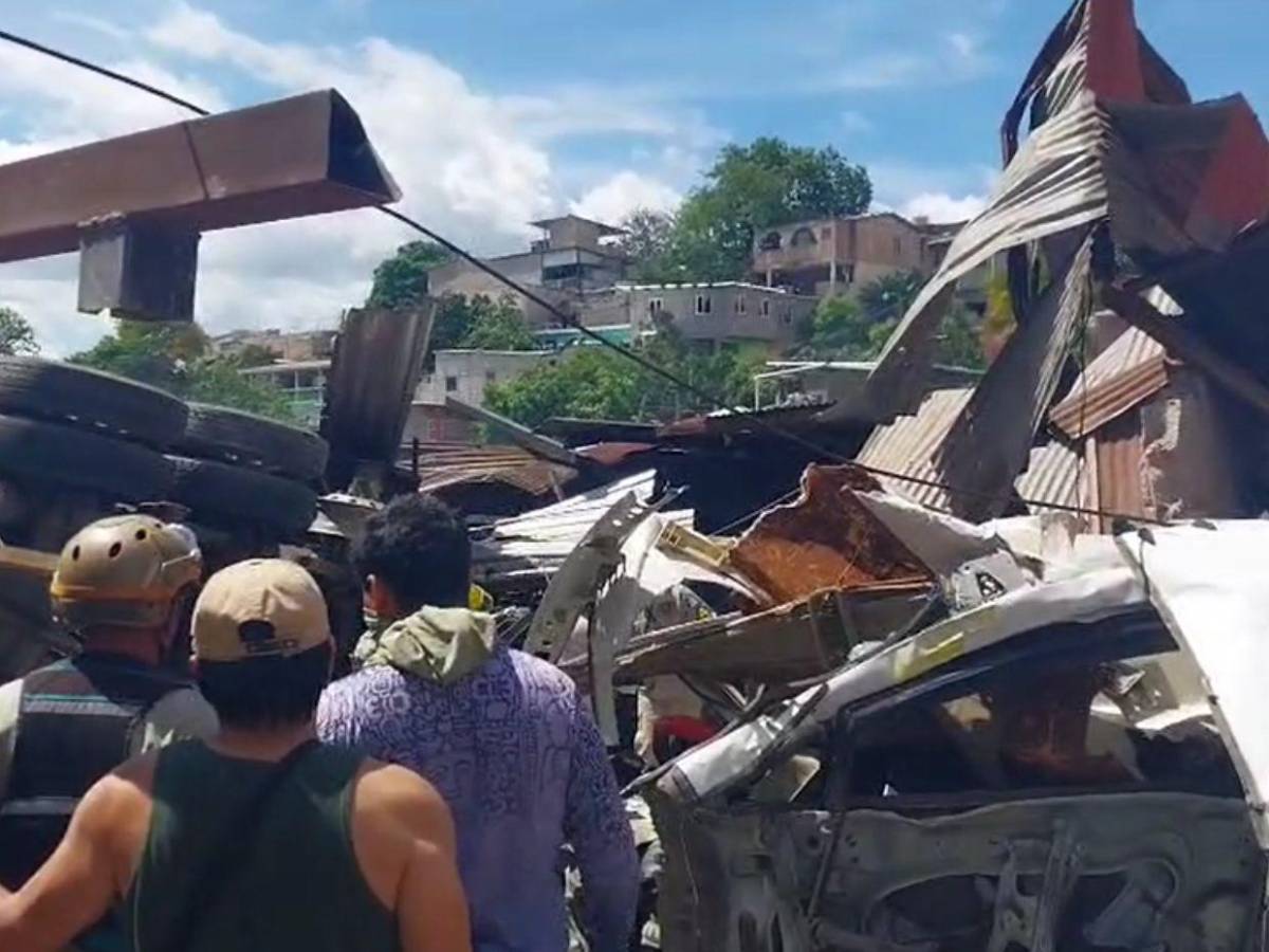 Dolor de familiares en escena del accidente de volqueta en Villa Nueva de la capital