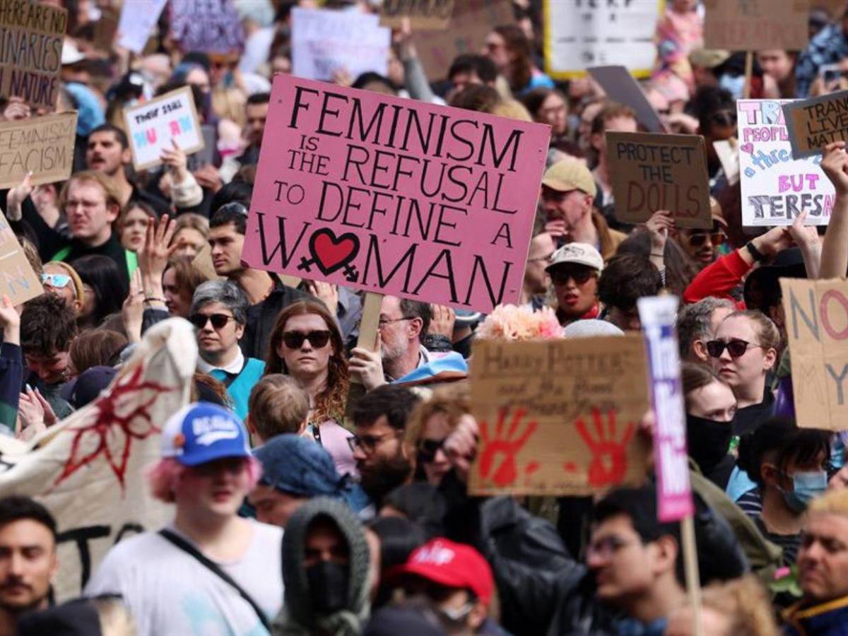 Tribunal de Reino Unido limita la definición legal de mujer al sexo biológico; miles salen a protestar