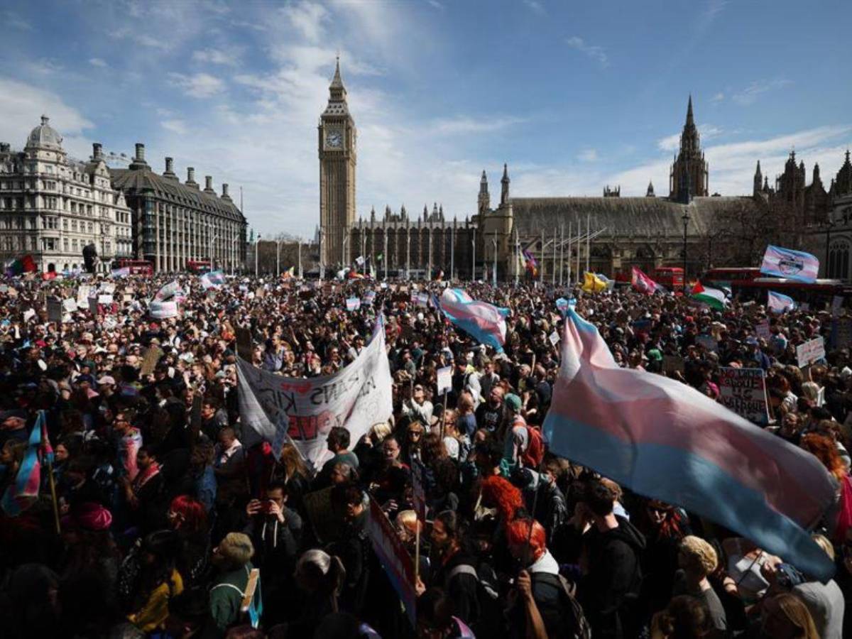 Tribunal de Reino Unido limita la definición legal de mujer al sexo biológico; miles salen a protestar