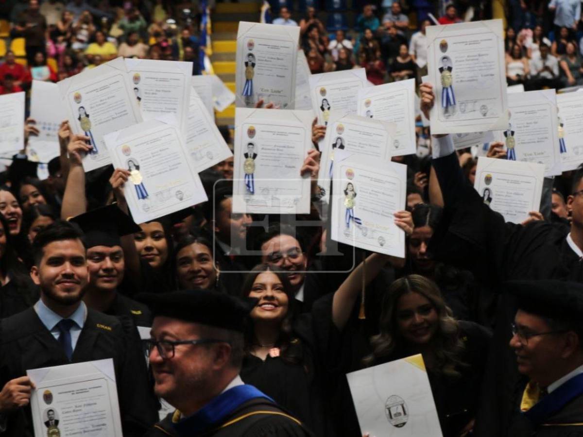 Tras años de esfuerzo, más de mil estudiantes reciben su título en la UNAH