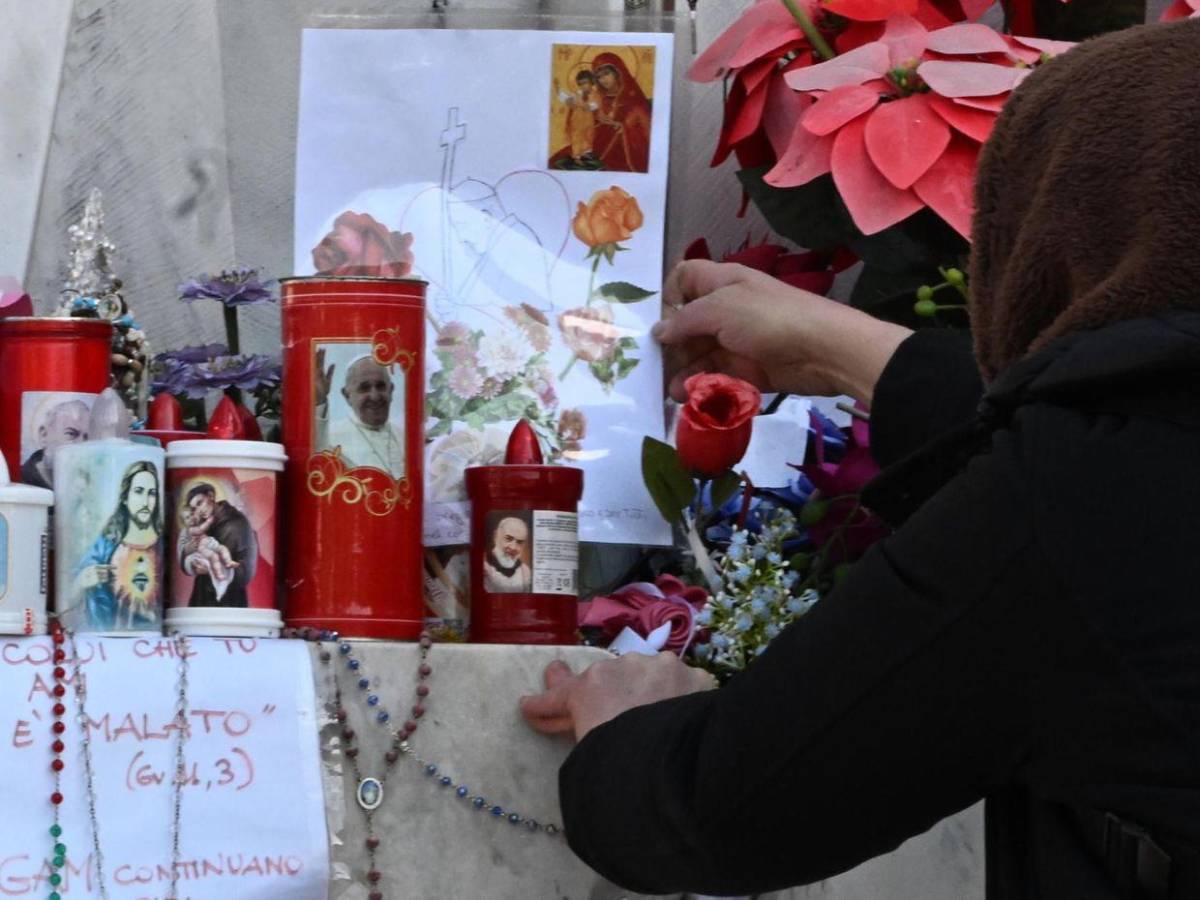 Fieles argentinos rezan por el papa frente al hospital de Roma