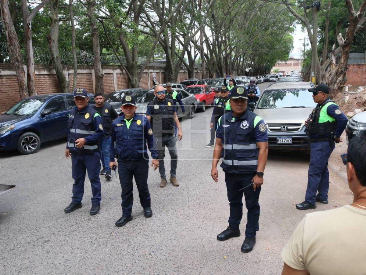Pagarán más de L2 mil de multa: AMDC decomisa vehículos mal estacionados en la morgue capitalina