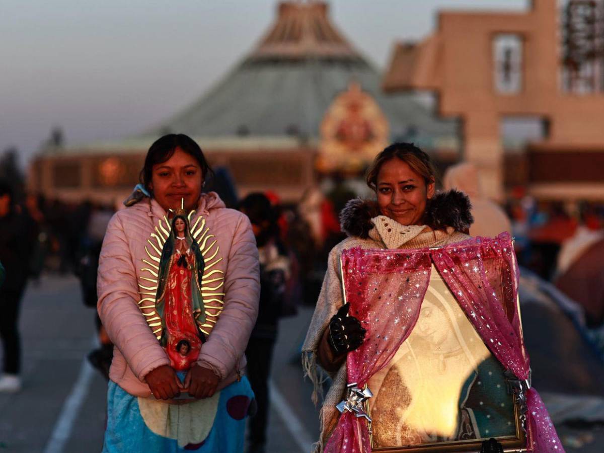 Entre rezos y promesas llegan peregrinos al templo de la Virgen de Guadalupe