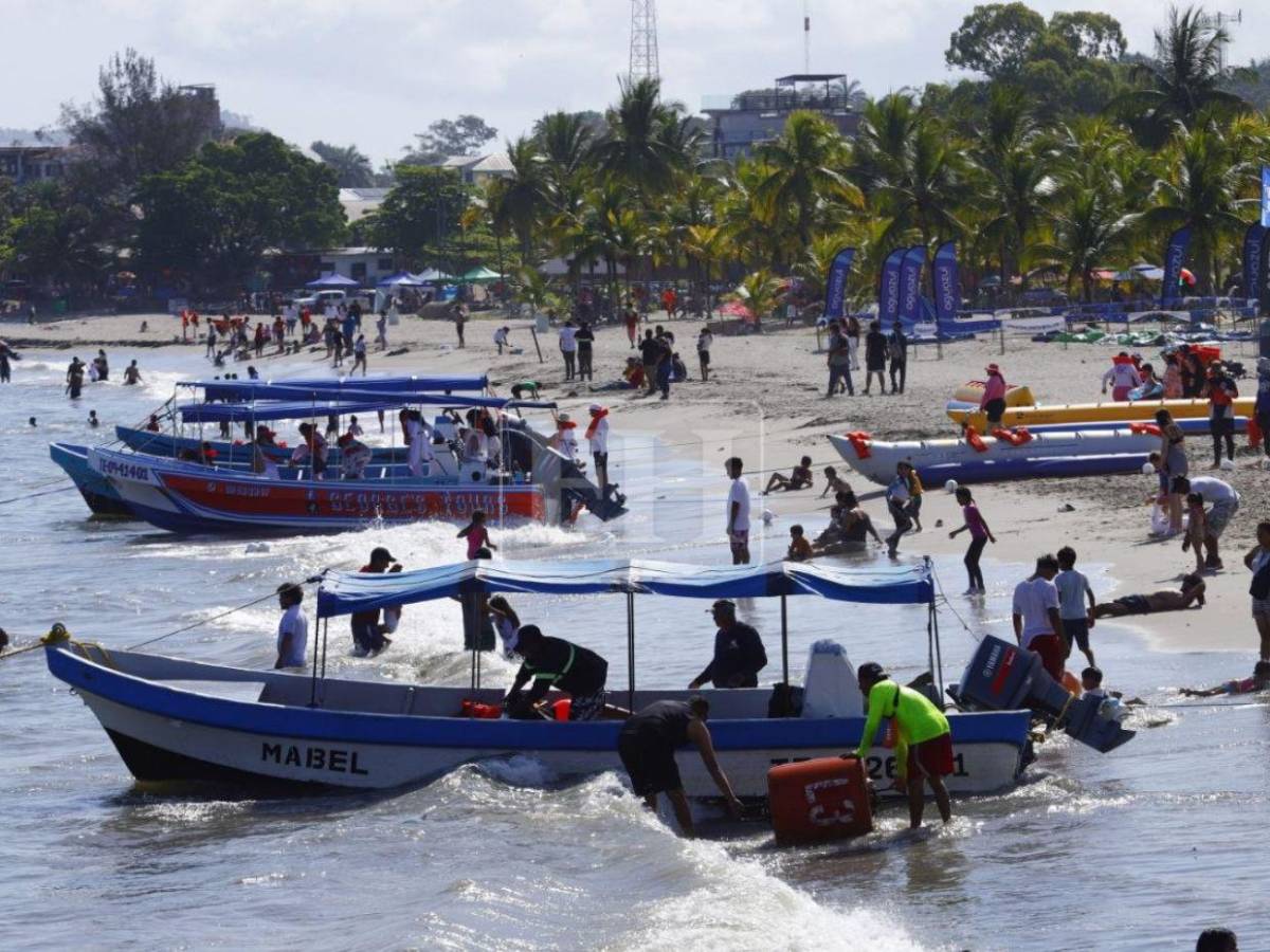 Playas de Tela siguen llenas en la recta final de Semana Santa