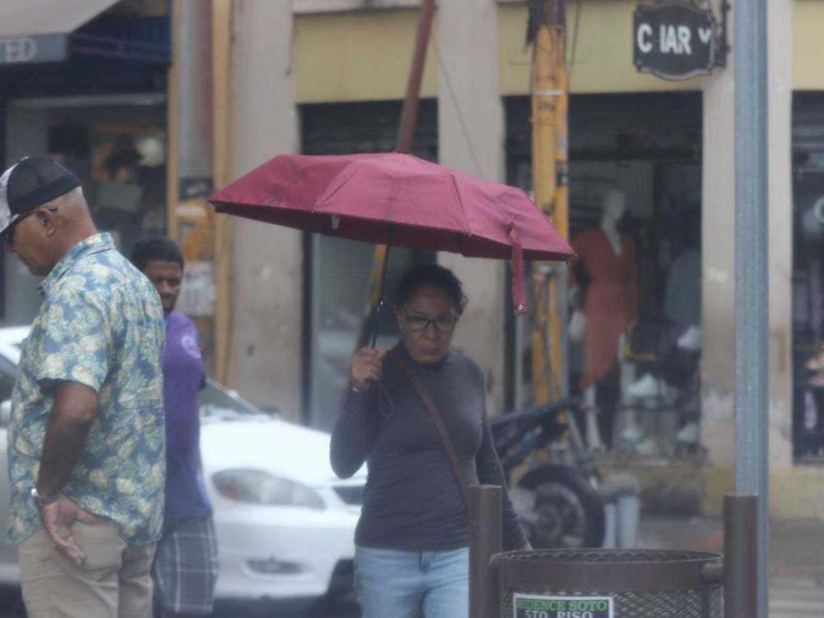 Con lluvias, así amaneció la capital este martes por frente frío